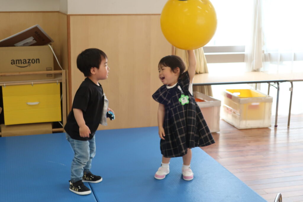 遊ぶ男の子と女の子の写真（どんぐりクラス）