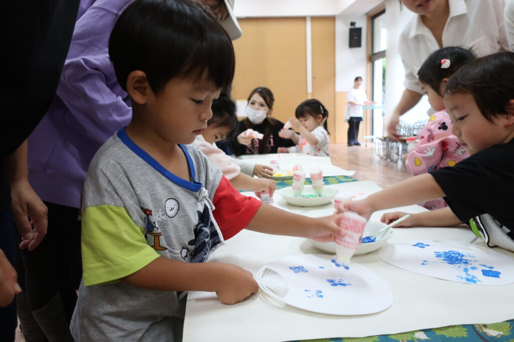 工作をする園児の写真（どんぐりクラス）