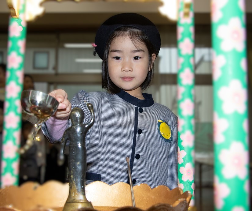 灌仏会を行う園児の写真