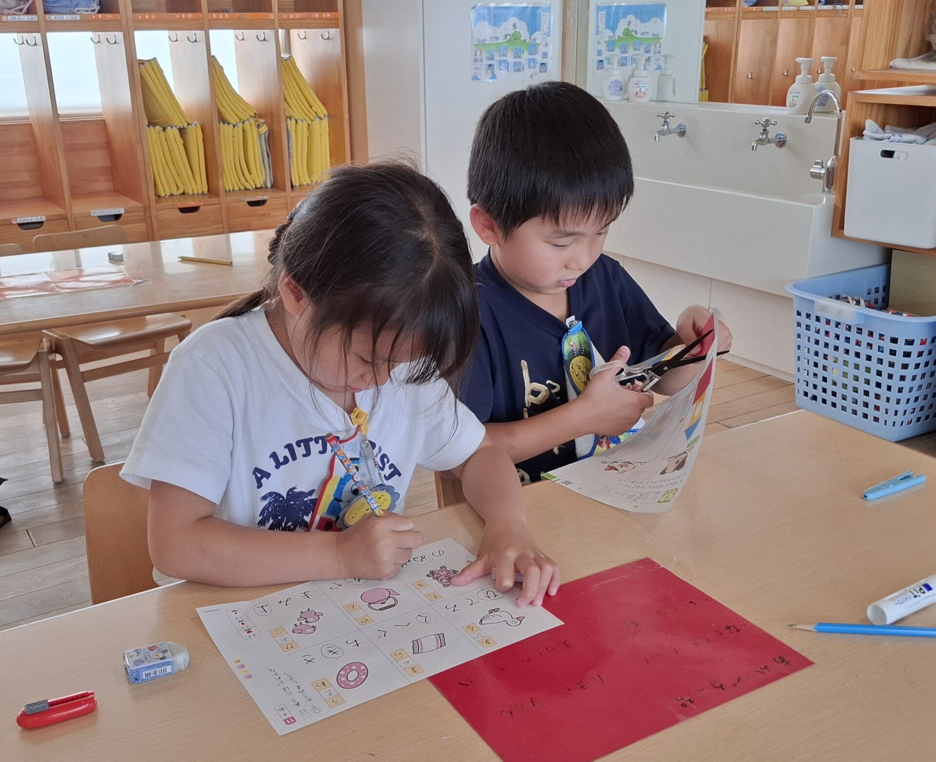 ひらがなのお勉強をする園児の写真