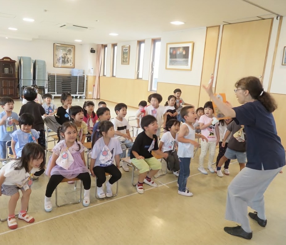 音楽教室を真剣に受ける園児