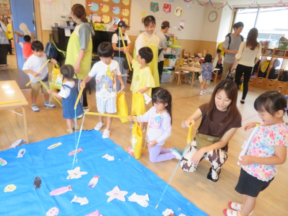 紙のお魚を釣る園児