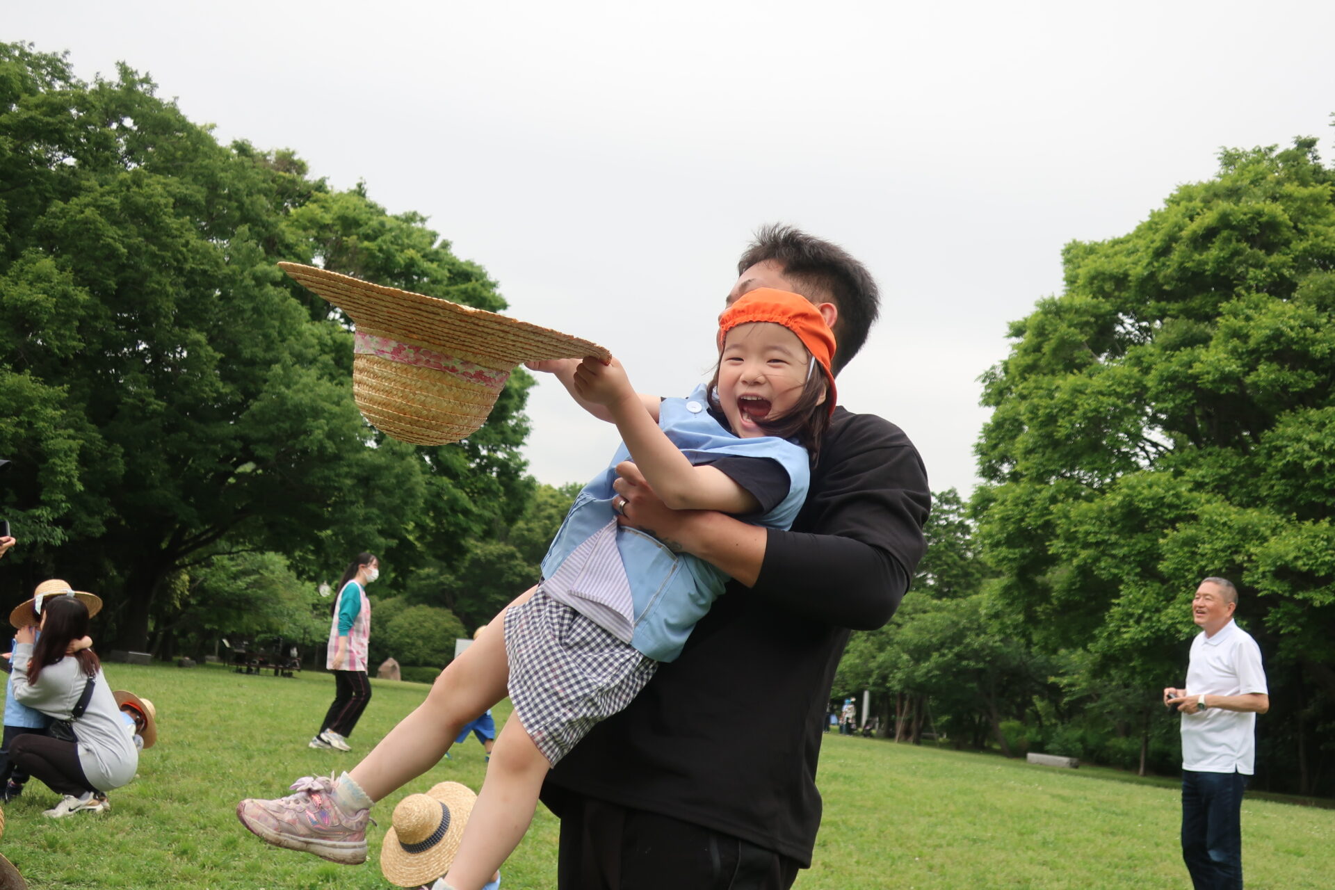 お父さんと遊んで笑顔になっている園児