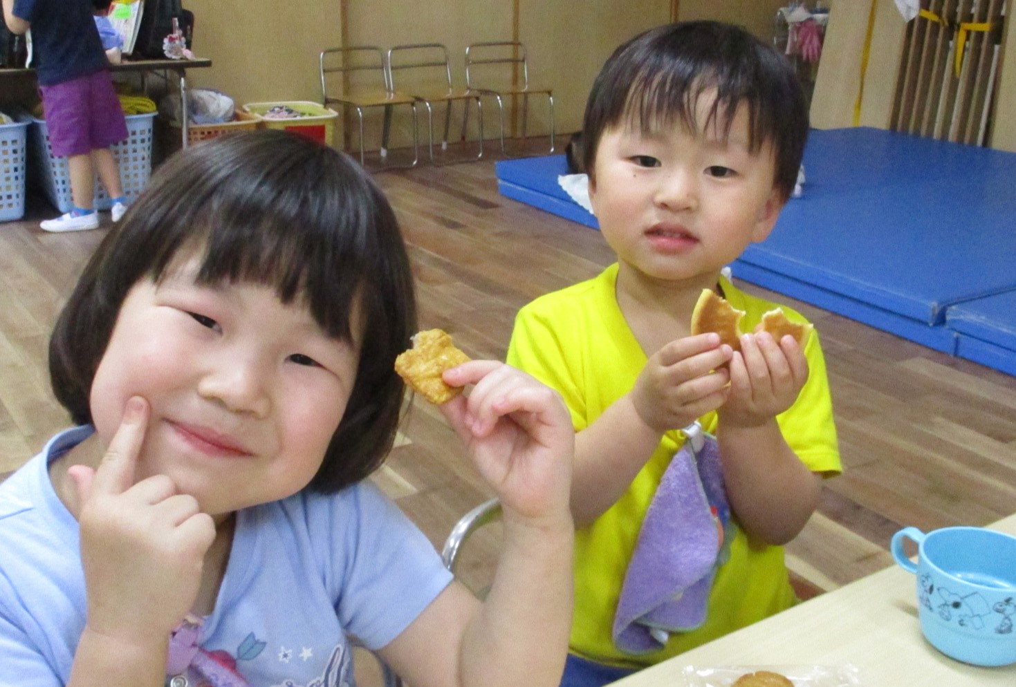 おやつを食べる園児の写真