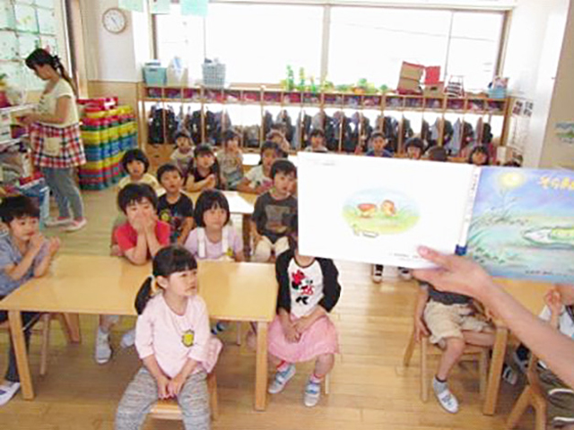 本屋さんの読み聞かせの写真
