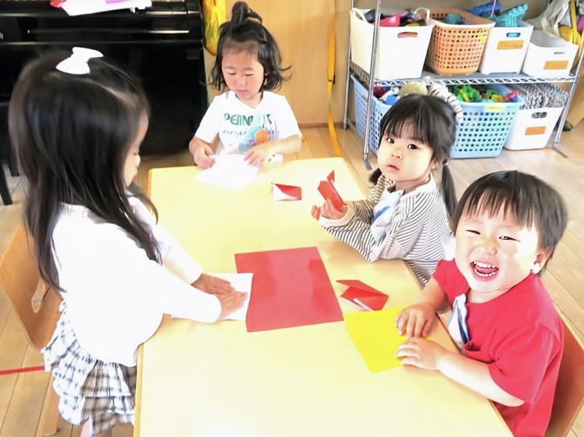 折り紙をする園児の写真